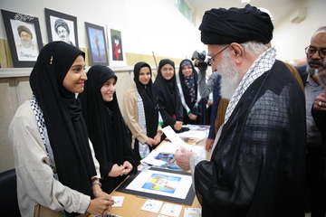 Лидер Исламской революции посетил выставку произведений молодых деятелей искусства